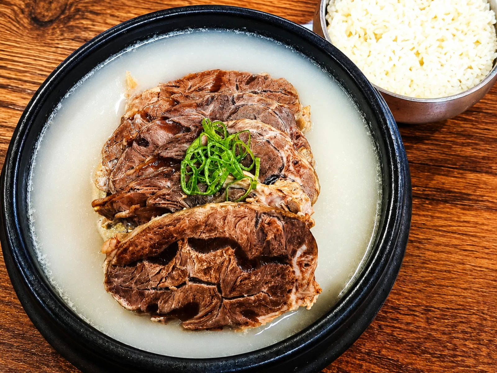 Beef shank bone soup (사태설렁탕)